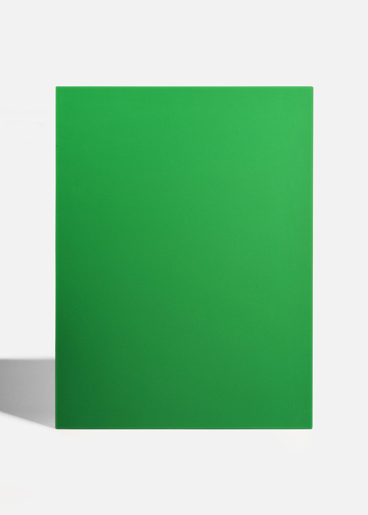 Tabla de corte de polietileno verde para frutas y verduras, vista completa.
