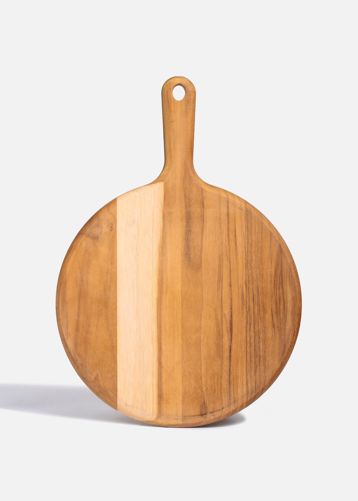 Reverso de tabla redonda de teca Tramontina con mango de madera.