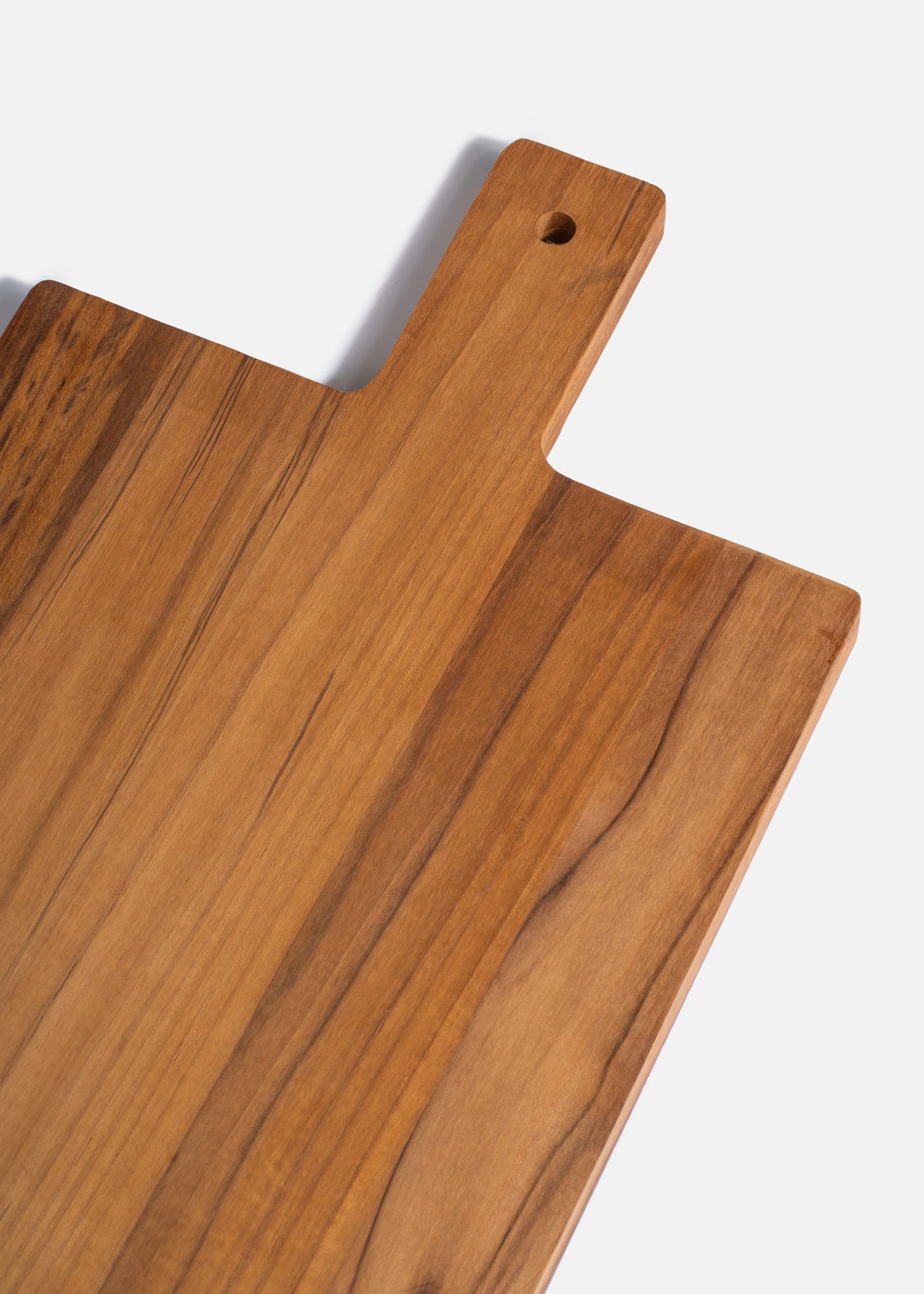 Detalle del mango integrado y vetas de tabla de madera para carnes.