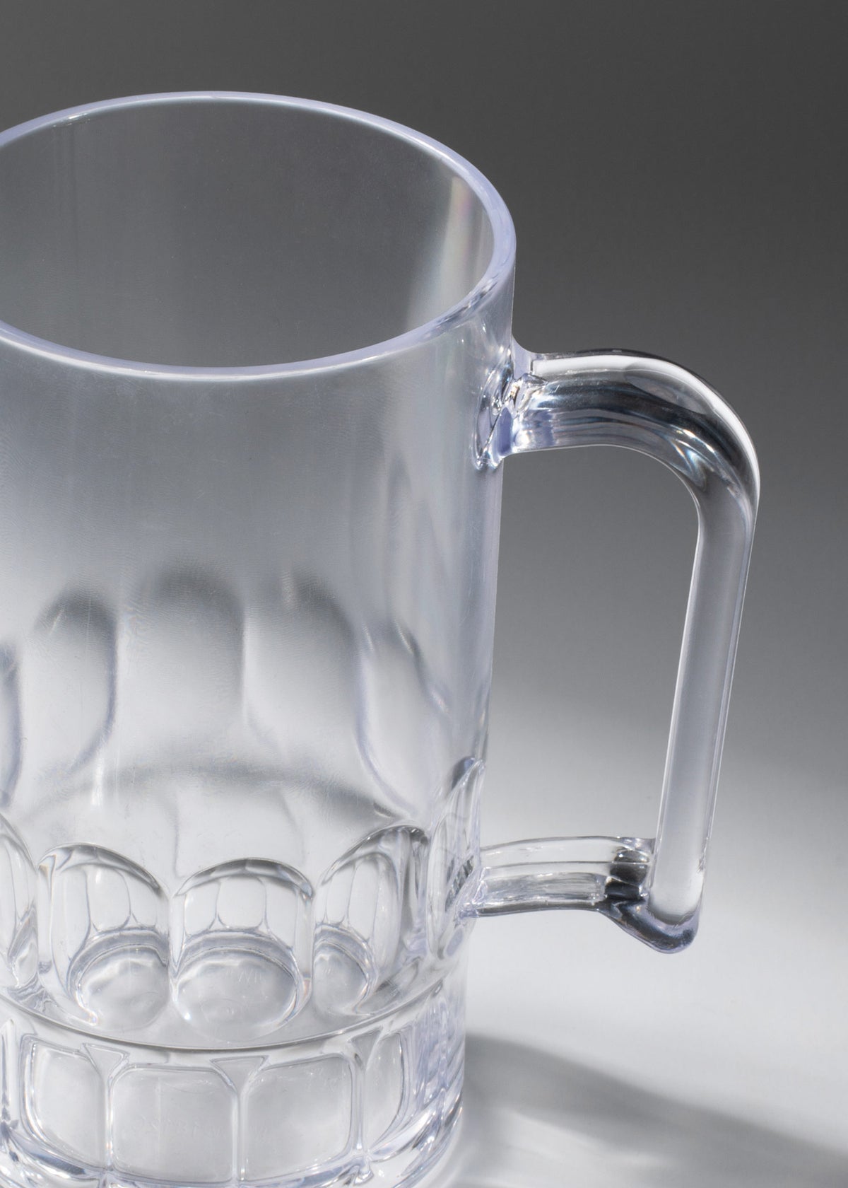 Detalle del asa y del borde del tarro cervecero transparente de policarbonato.
