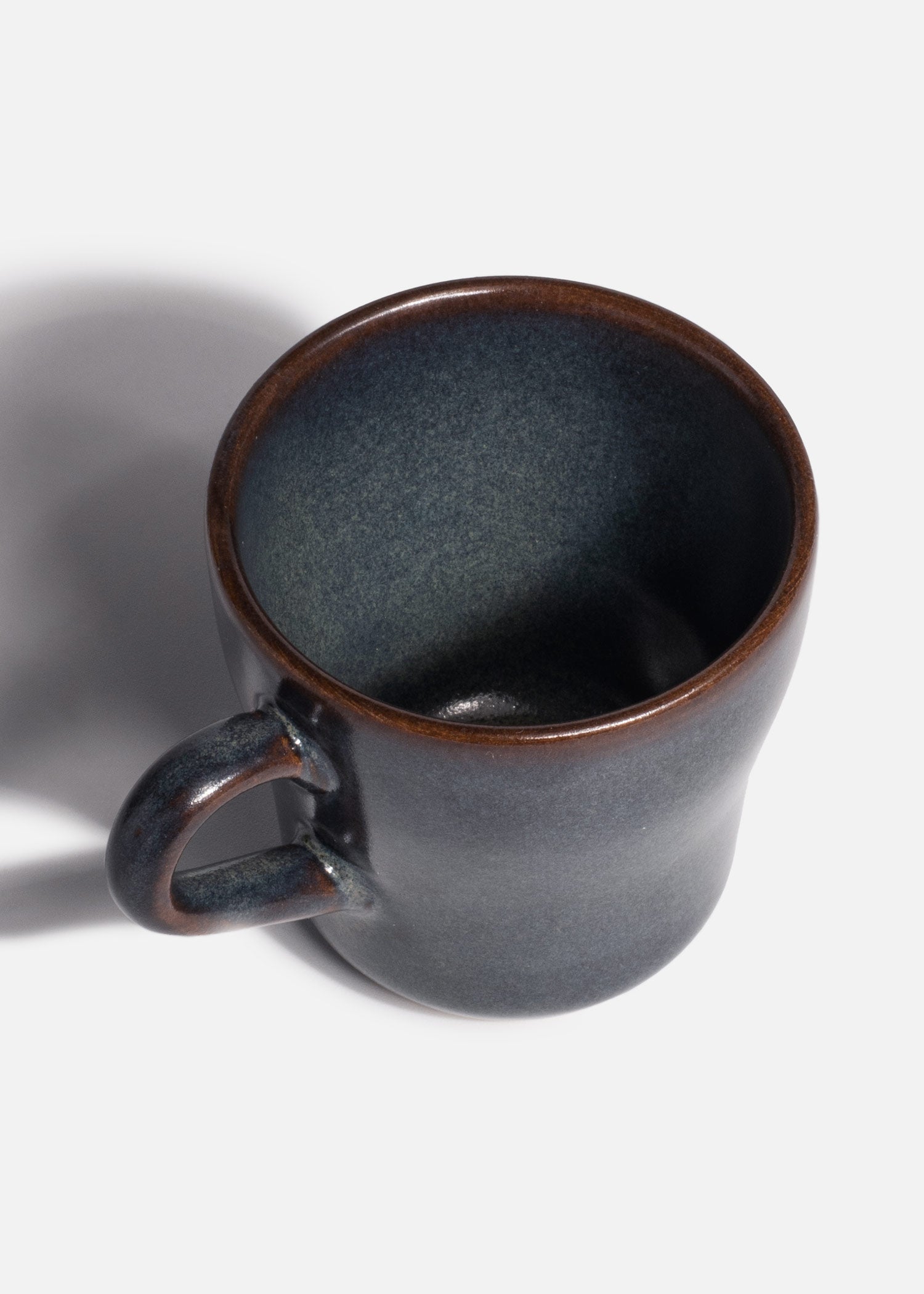 Vista frontal de taza espresso Glorie Kaff azul petróleo