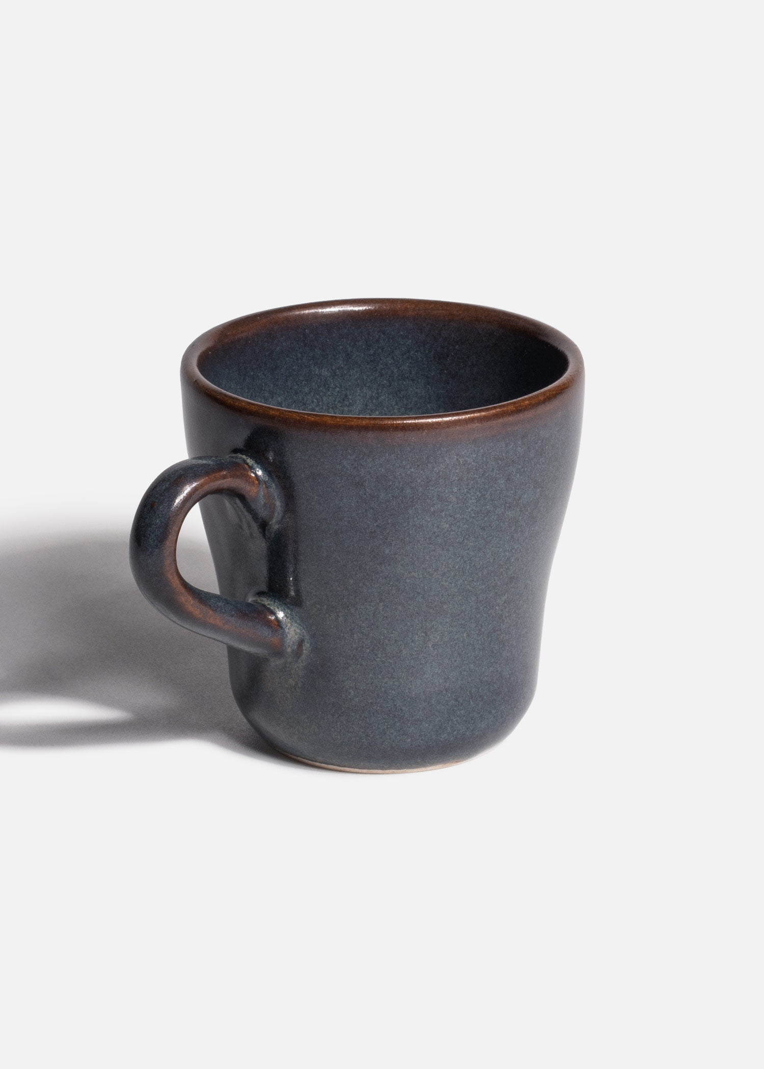 Detalle del asa de taza de porcelana Glorie Kaff