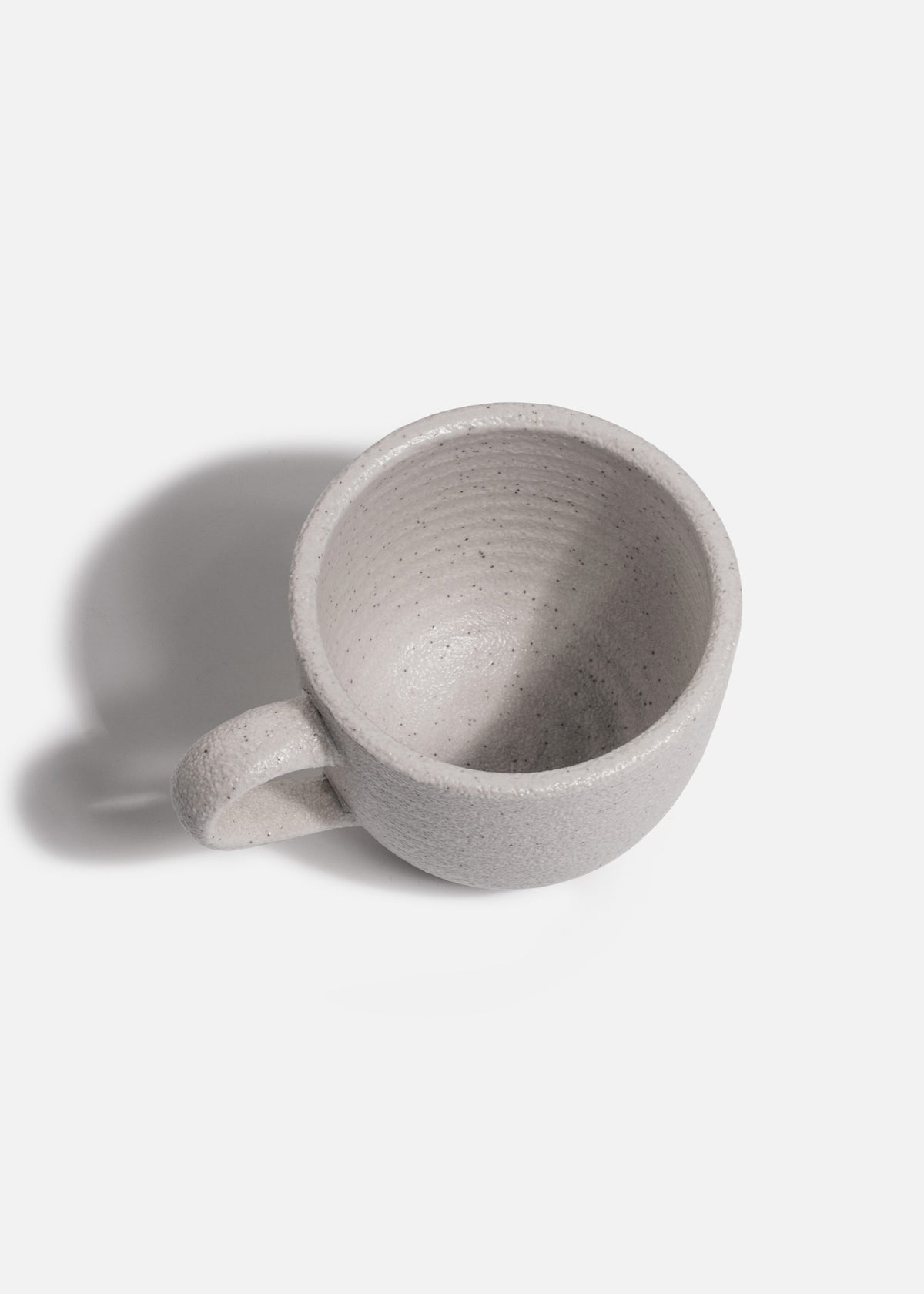 Detalle del acabado moteado de taza espresso Liora Ripple