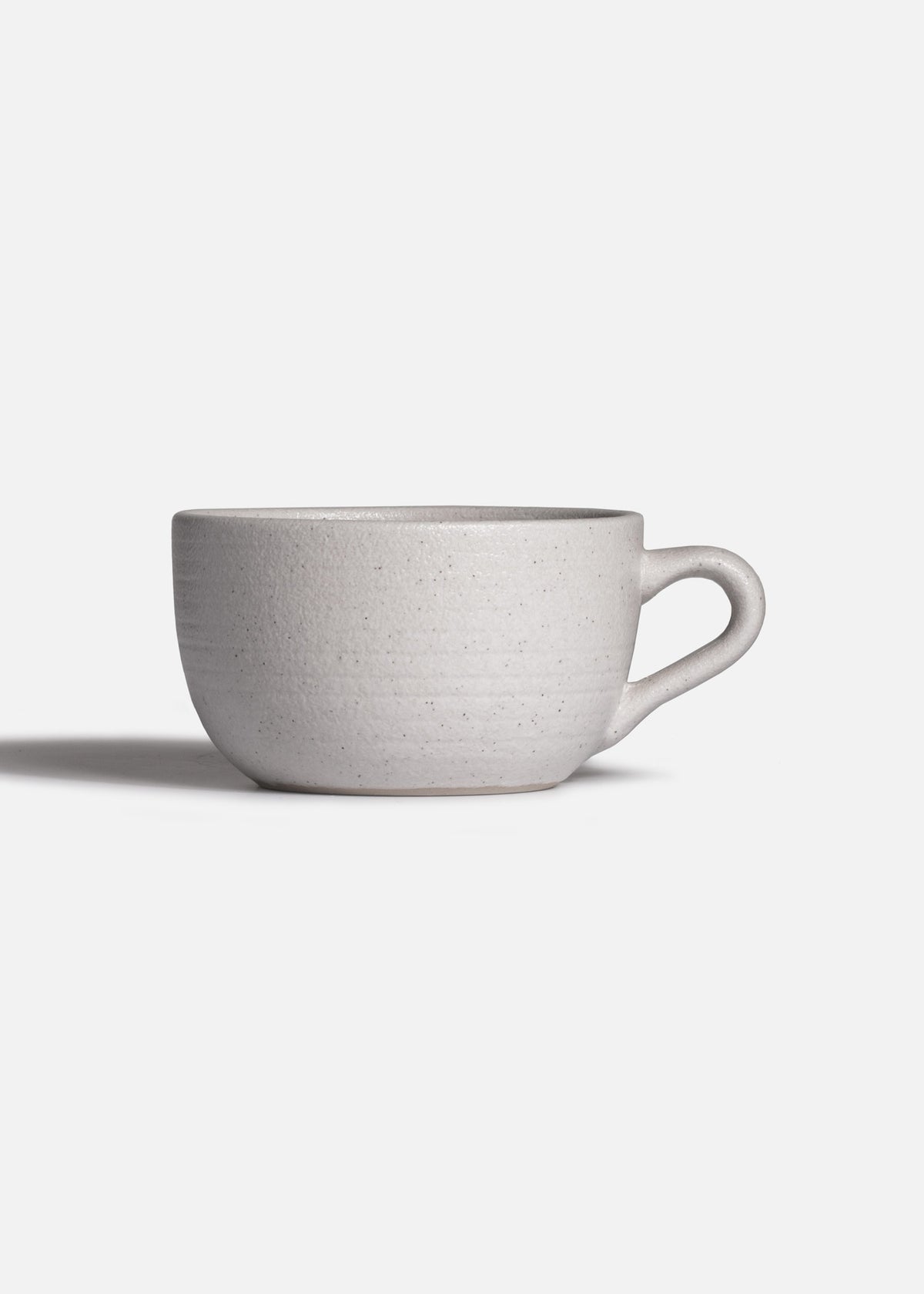 Vista lateral de taza para café Liora Ripple con asa