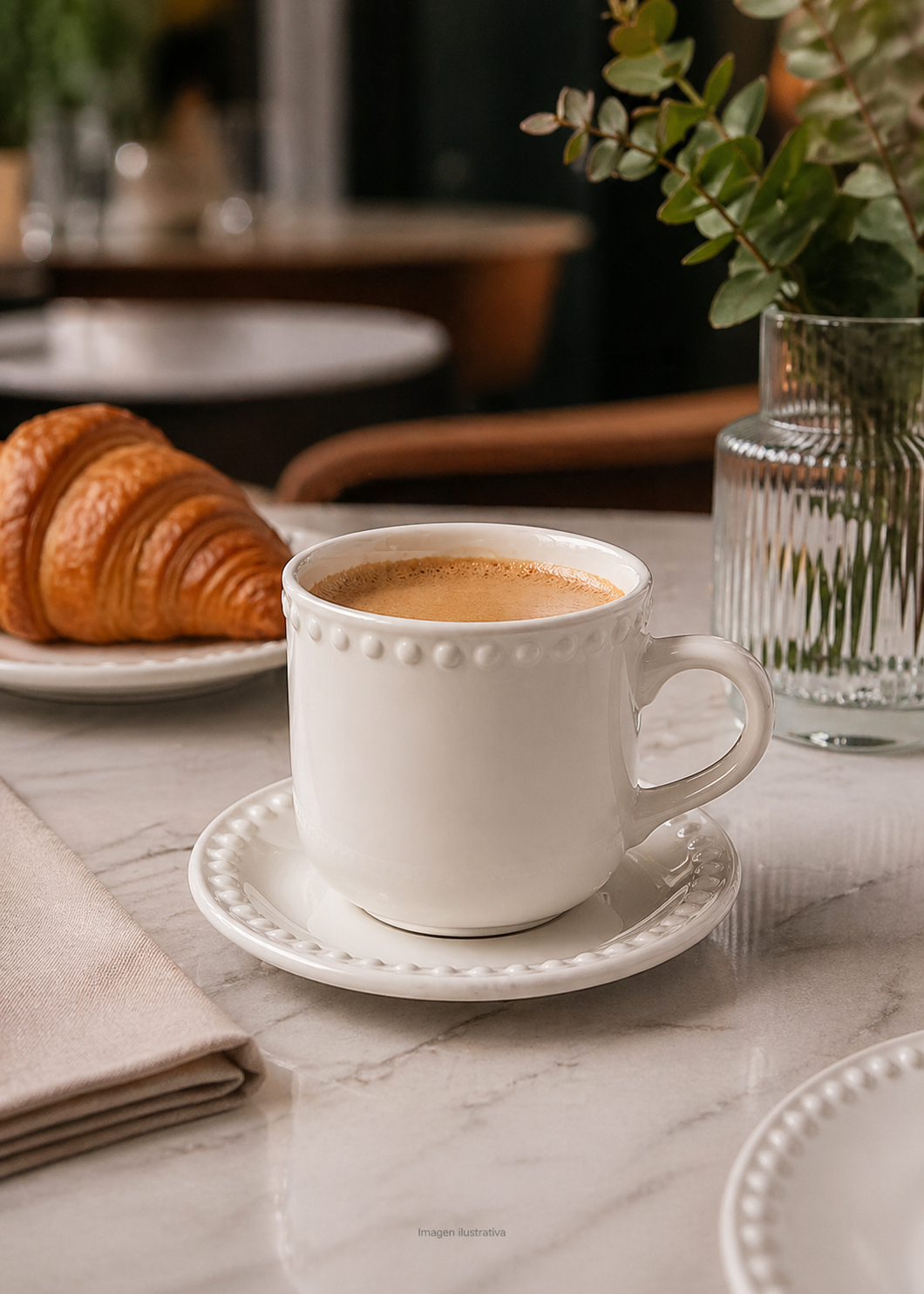 Taza de porcelana blanca con borde decorativo tipo perla