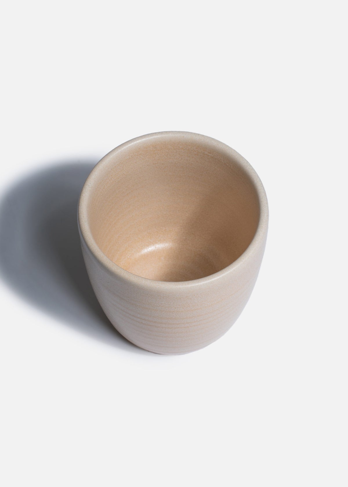 Detalle del acabado Ripple de la taza de porcelana