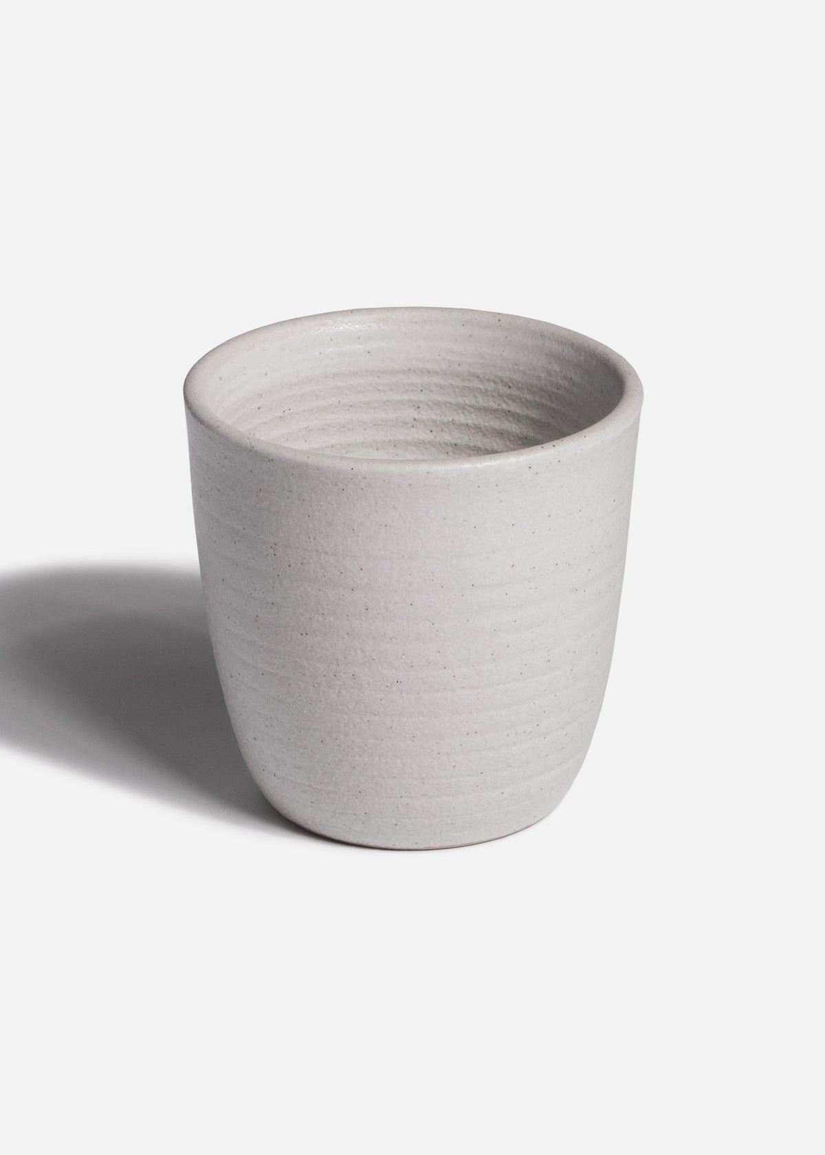 Taza sin asa de porcelana marfil Liora Ripple vista frontal