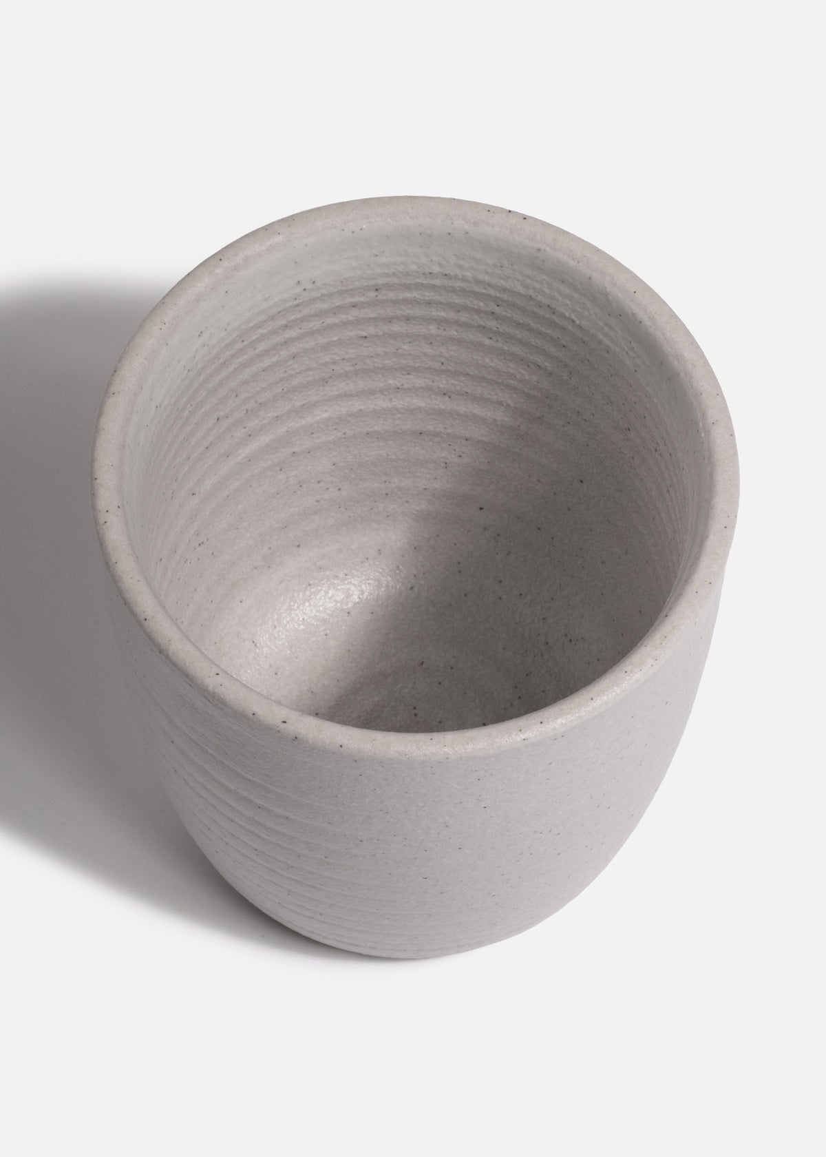 Detalle del acabado Ripple de la taza de porcelana Liora 320 ml