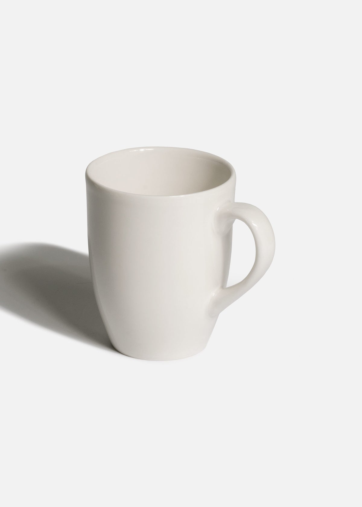 Vista frontal de la taza de porcelana Conic 330 ml