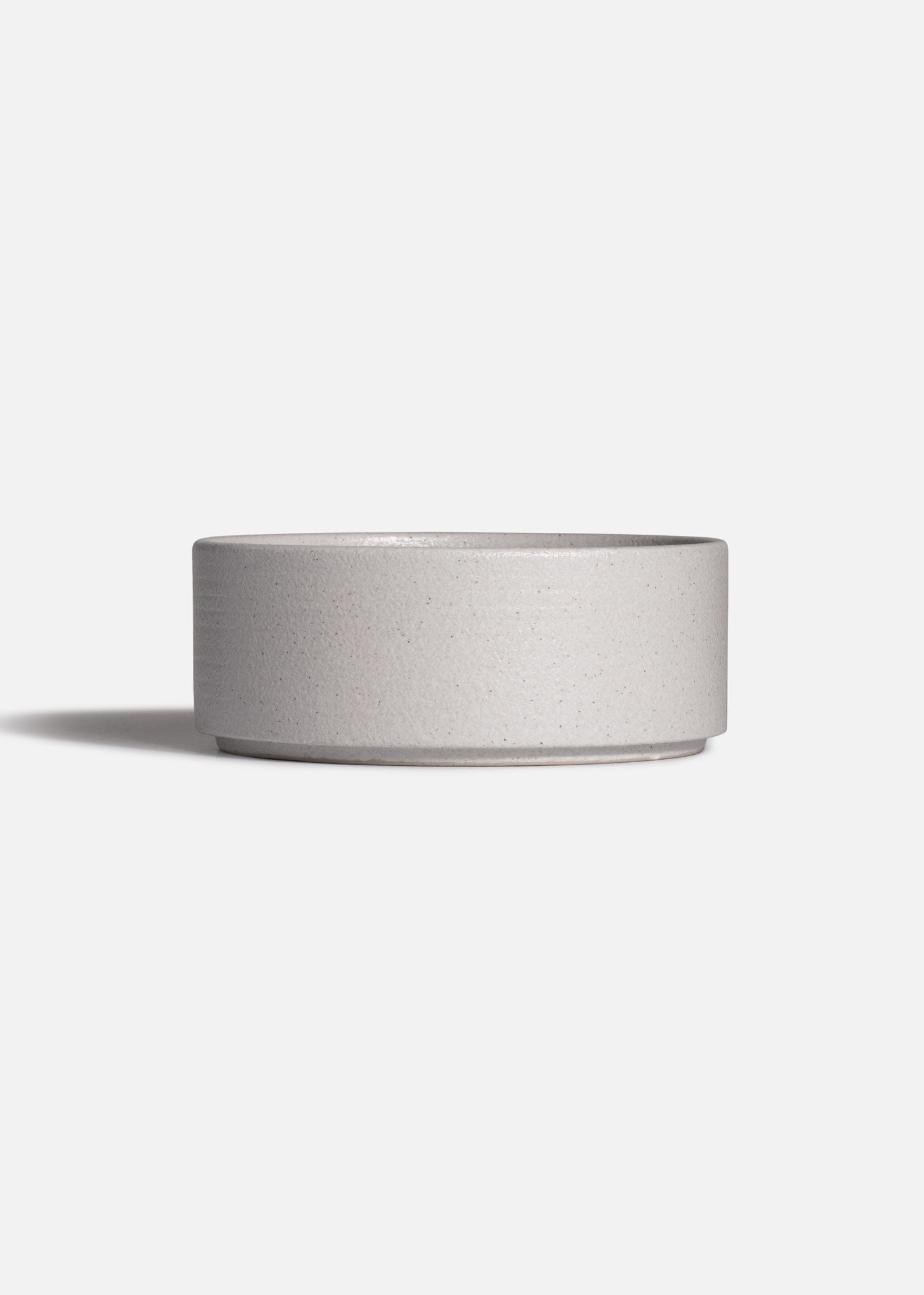 Vista frontal del tazón apilable Liora Ripple