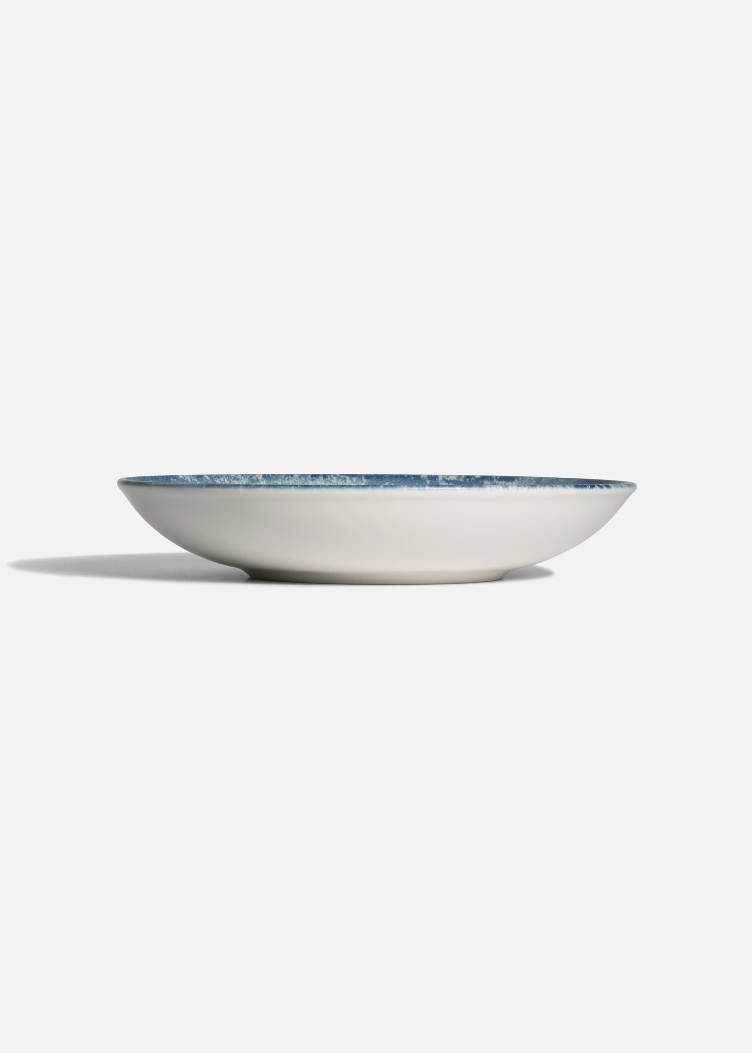 Bowl de porcelana blanco con borde azul para pasta