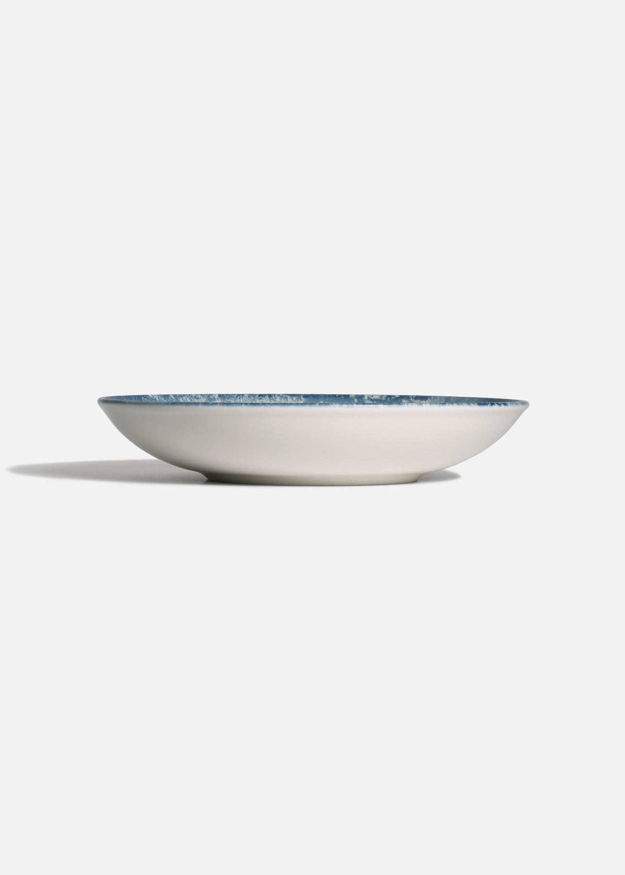 Bowl de porcelana blanco con borde azul para pasta