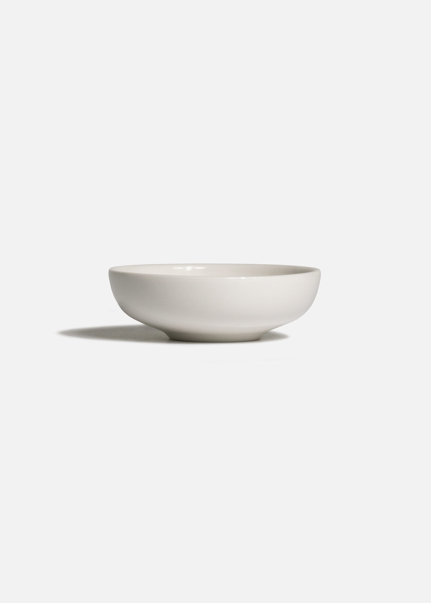 Tazón pequeño de porcelana blanca para dips y salsas