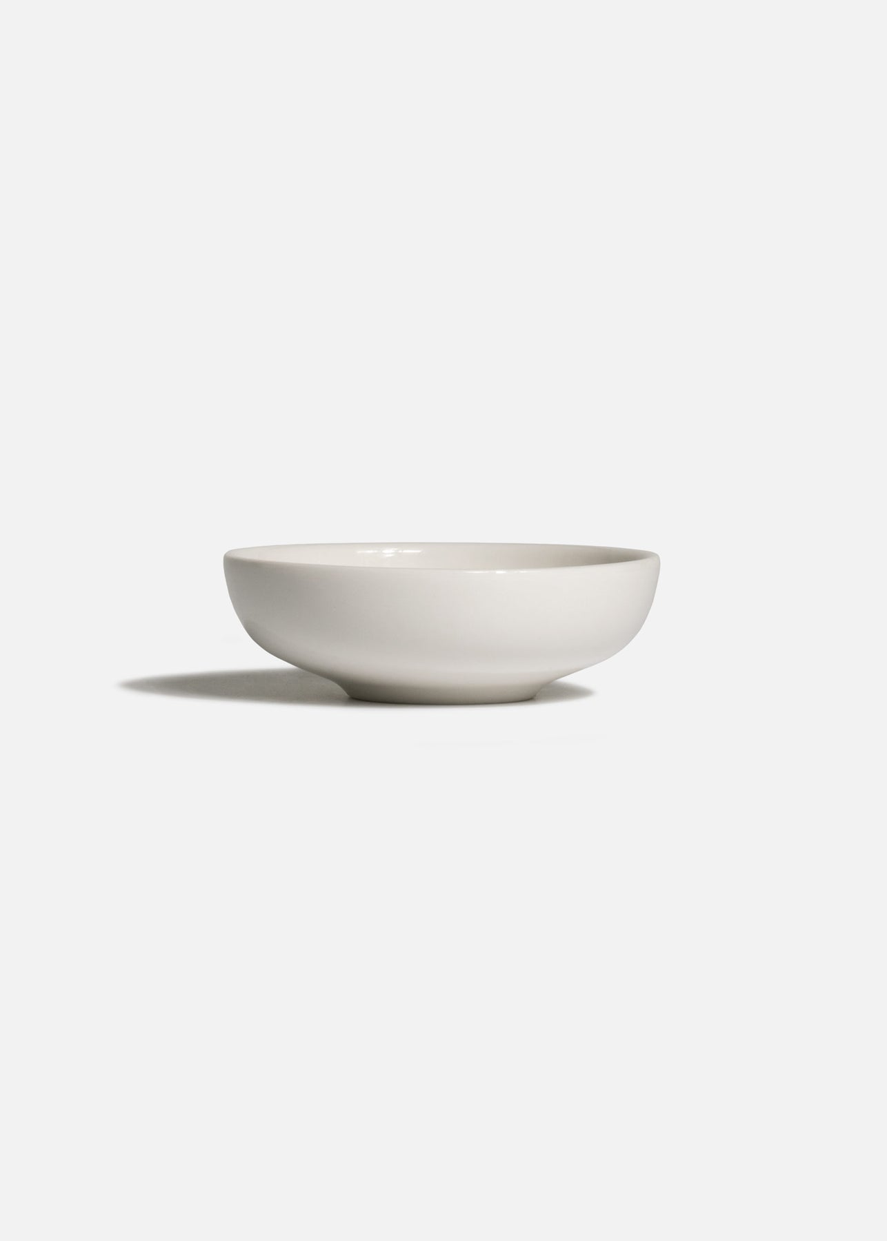 Tazón pequeño de porcelana blanca para dips y salsas