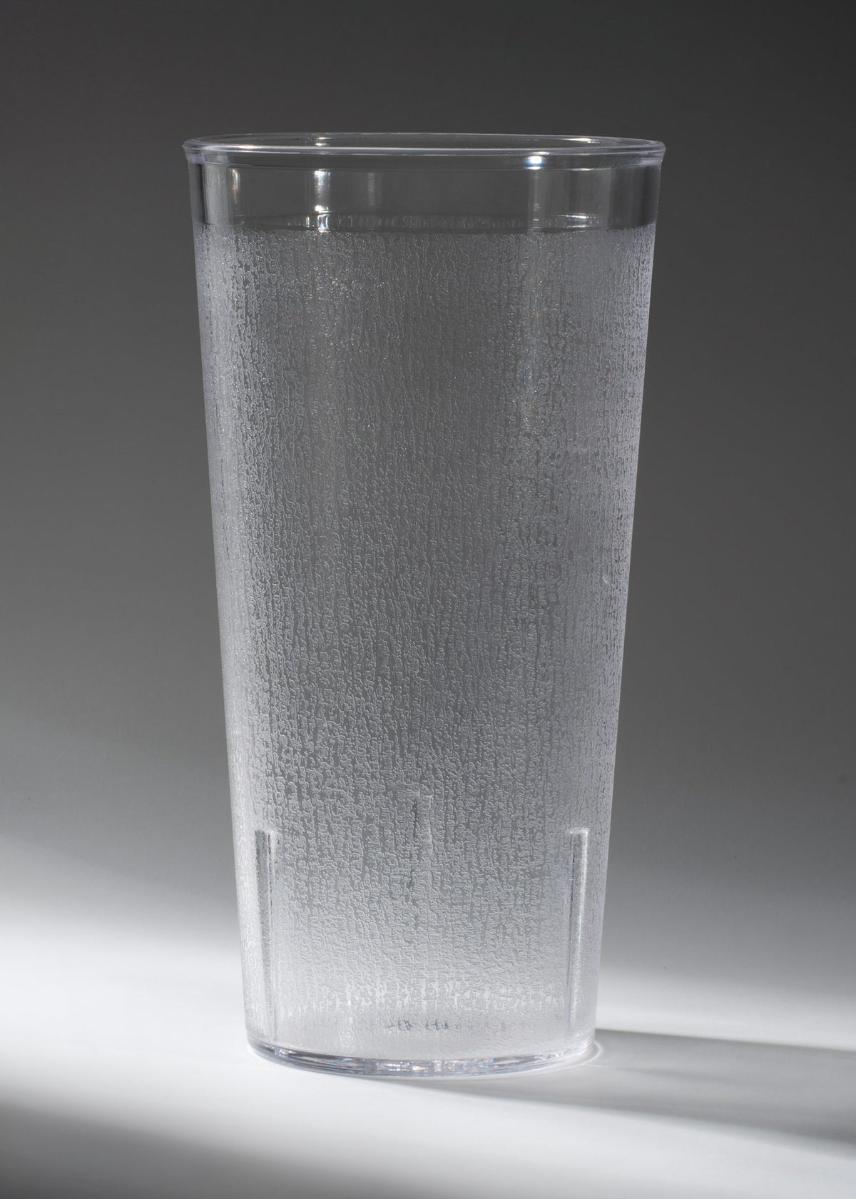 Vaso para bebidas de policarbonato transparente texturizado de 650 ml, vista completa.