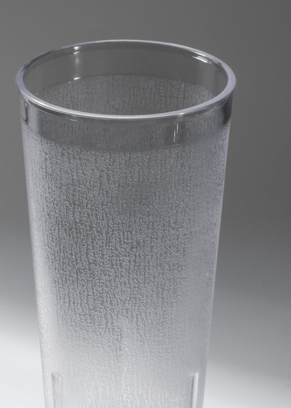 Detalle de la textura exterior y el borde del vaso de policarbonato transparente de 650 ml.