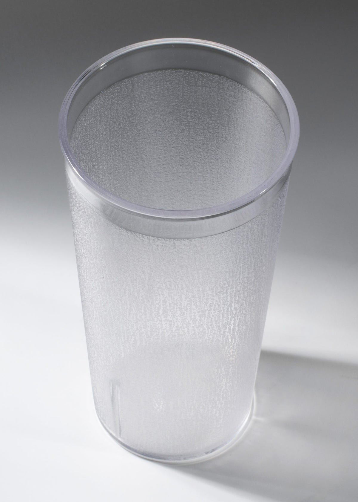 Vista superior e interior del vaso de policarbonato transparente texturizado de 650 ml.