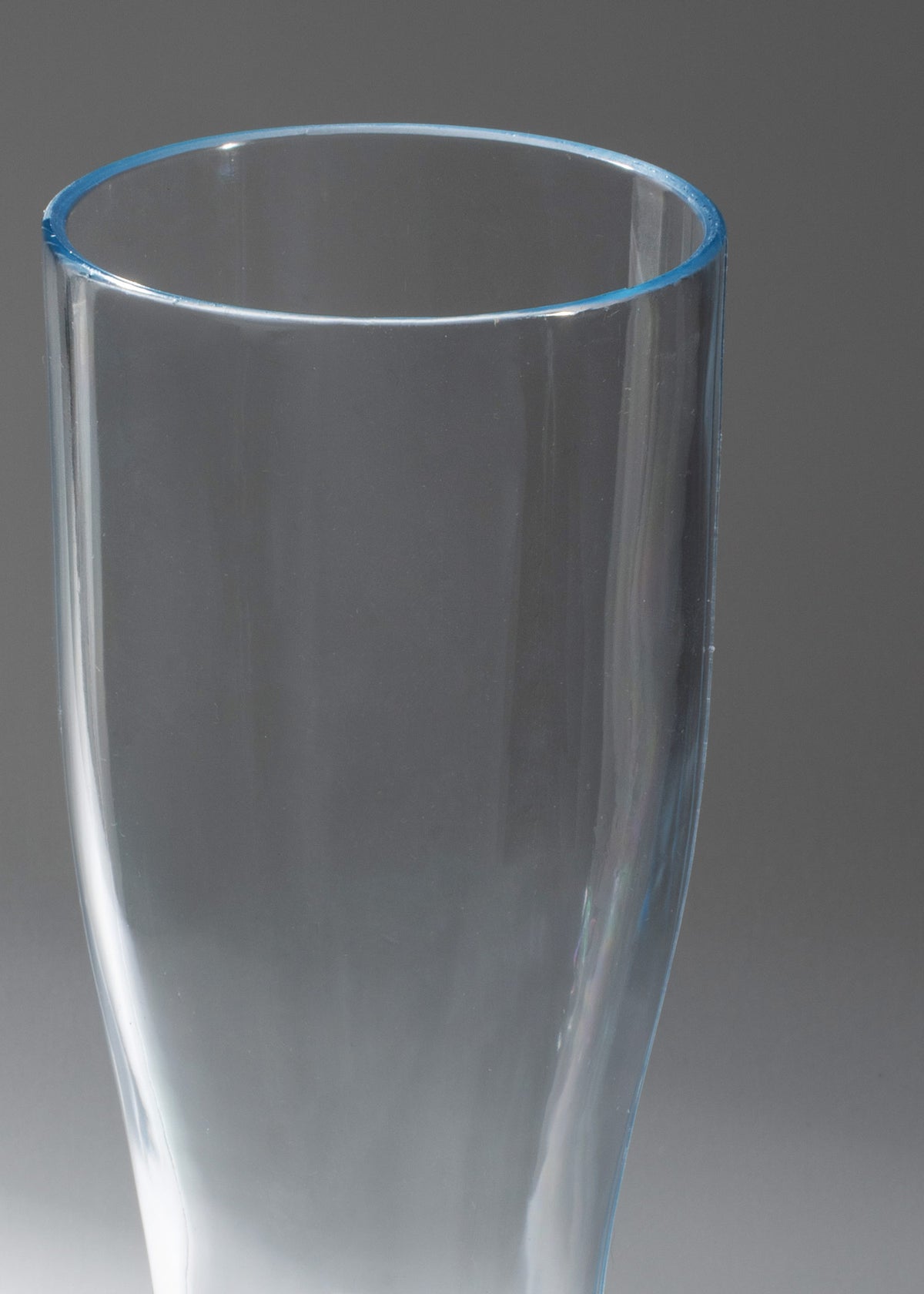Detalle del borde y la boca del vaso cervecero de policarbonato transparente tipo Weizen de 325 ml.
