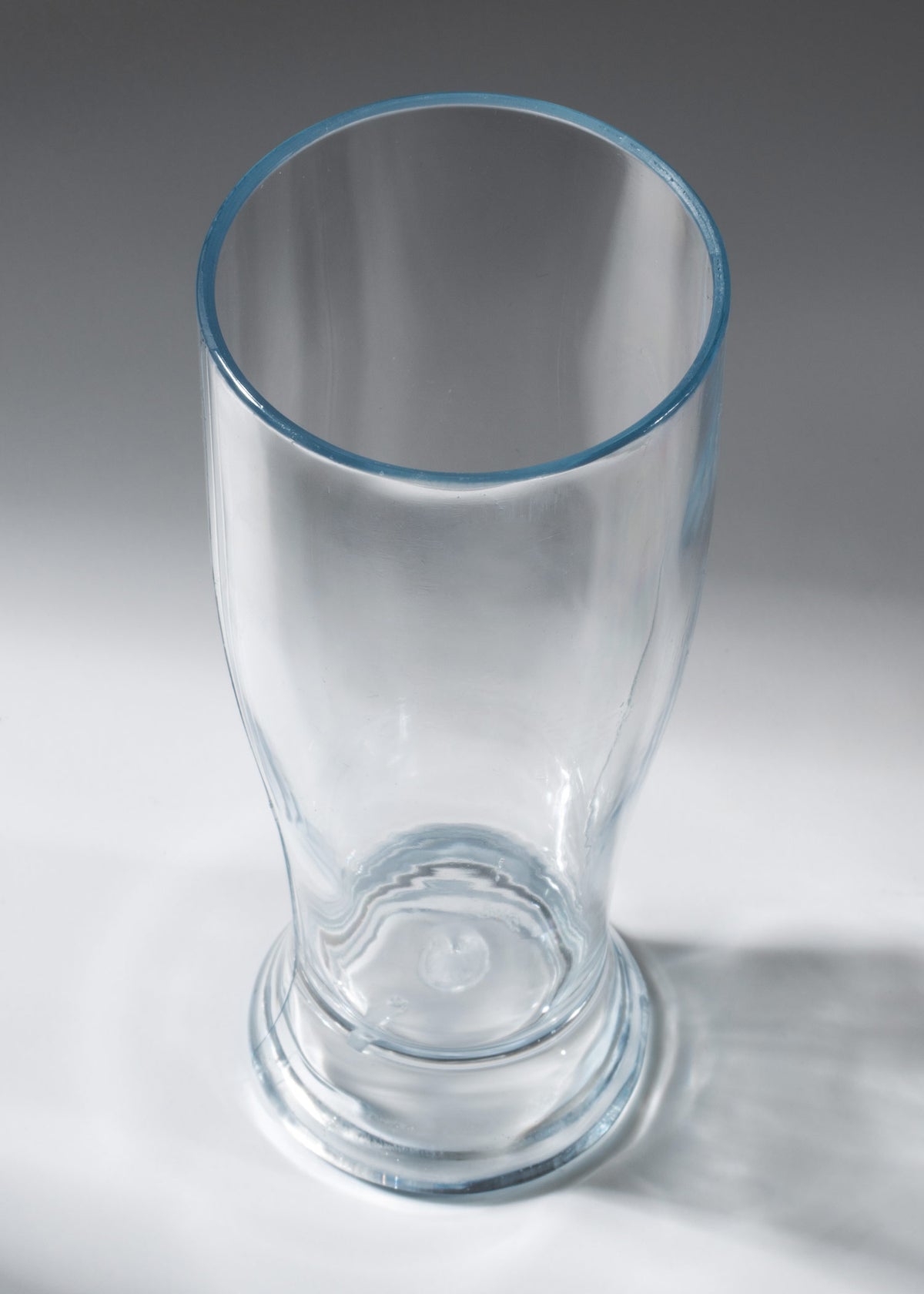 Vista superior e interior del vaso cervecero de policarbonato transparente tipo Weizen de 325 ml.