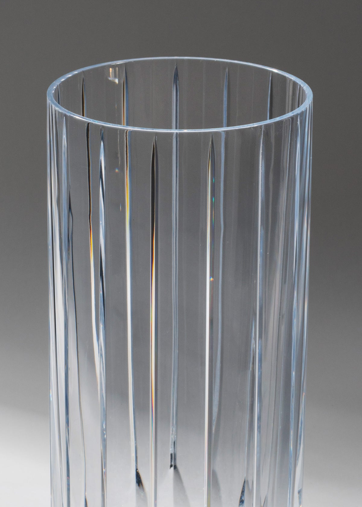 Detalle del borde liso y relieve vertical del vaso highball Resort de Tritan.