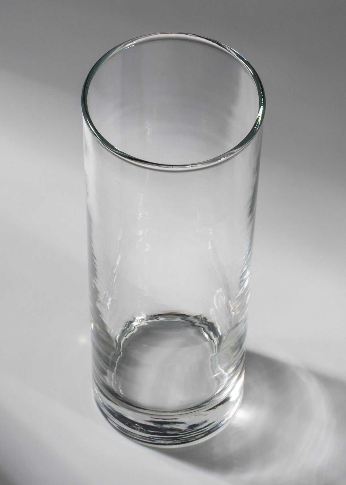 Vista superior del vaso highball transparente y su fondo grueso.