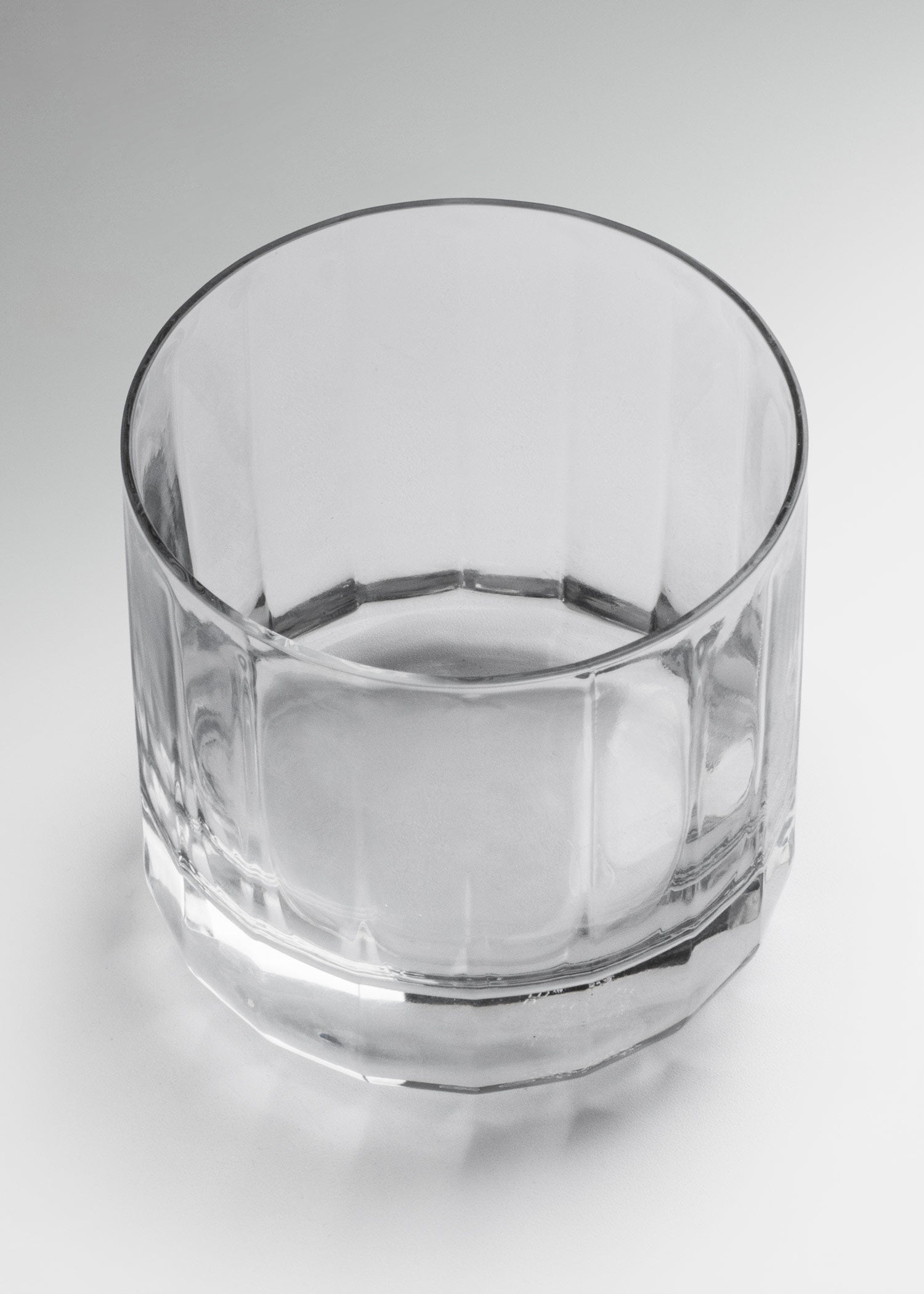 Vaso bajo de vidrio transparente para whisky y destilados