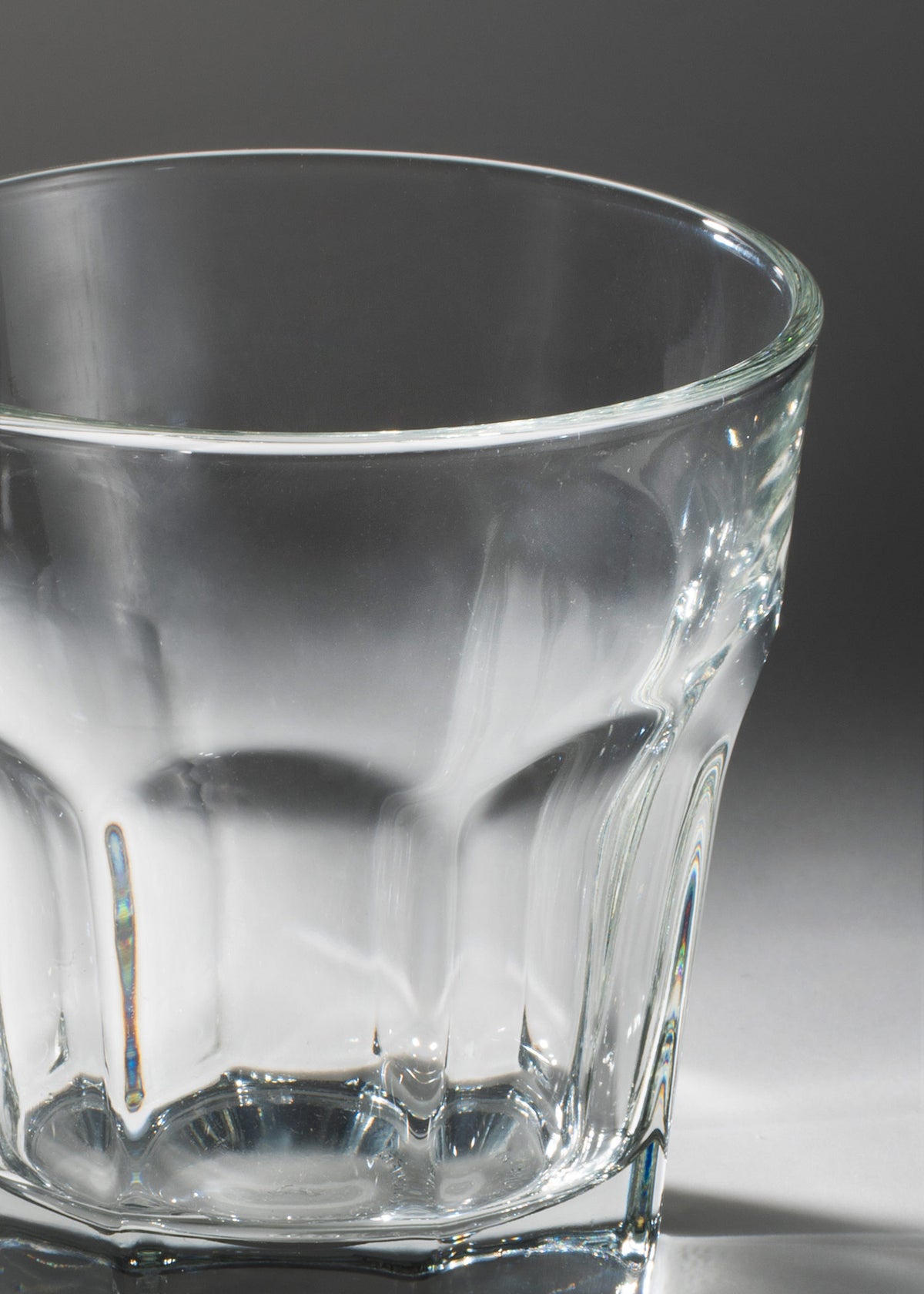 Detalle del borde y las paredes facetadas del vaso Old Fashion Gibraltar de vidrio transparente.