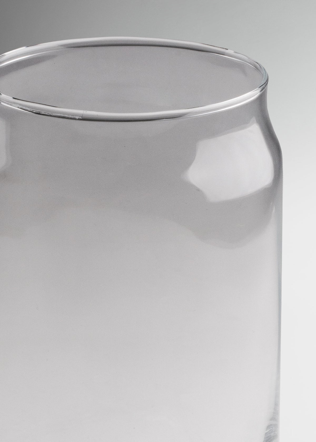 Uso profesional de Vaso tipo lata de cristal transparente 745 ml en cafeterias, bares, cervecerias, hoteles y restaurantes