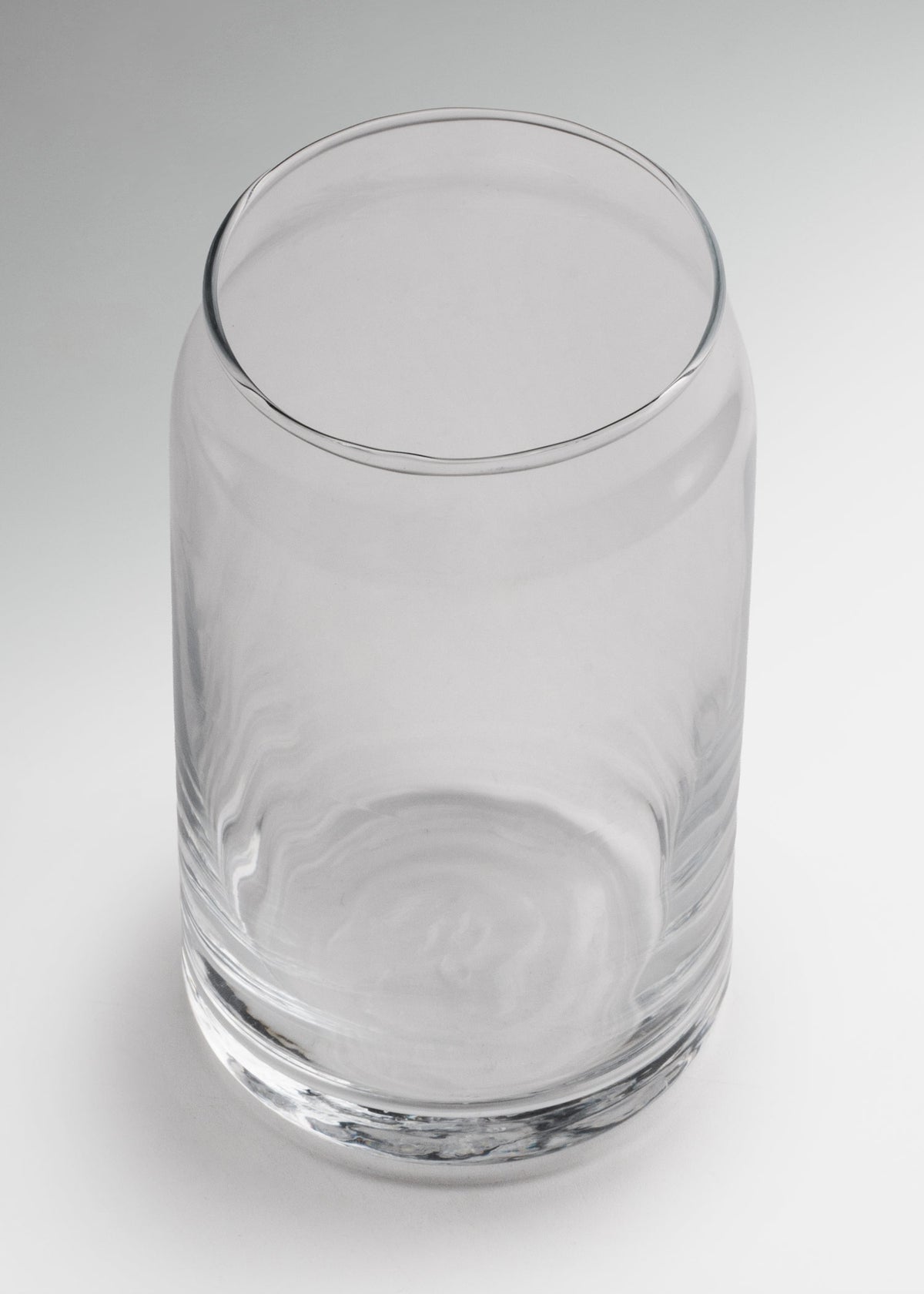 Uso profesional de Vaso tipo lata de cristal transparente 745 ml en cafeterias, bares, cervecerias, hoteles y restaurantes