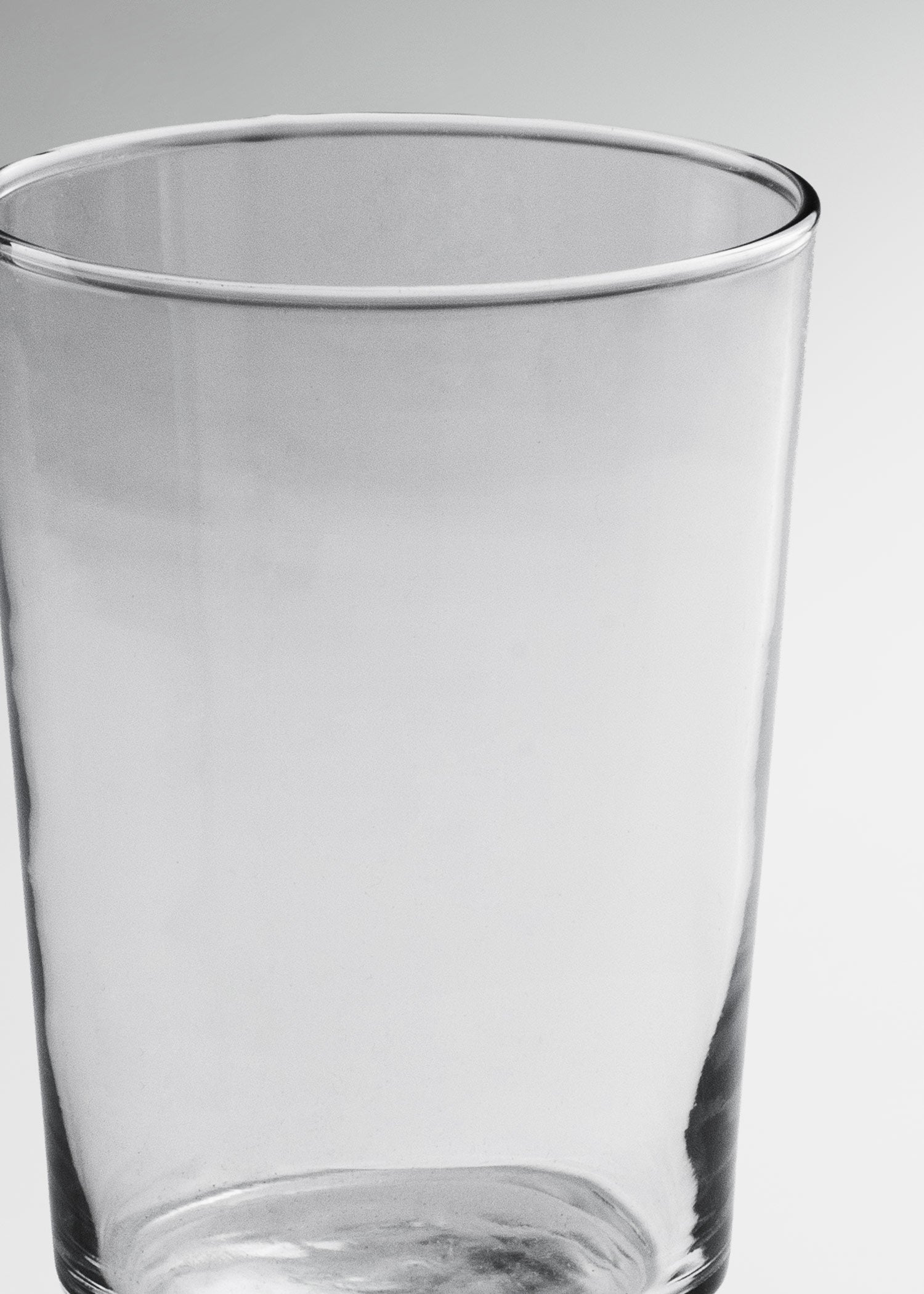 Vista frontal del vaso de vidrio Sidra Beverage 562 ml