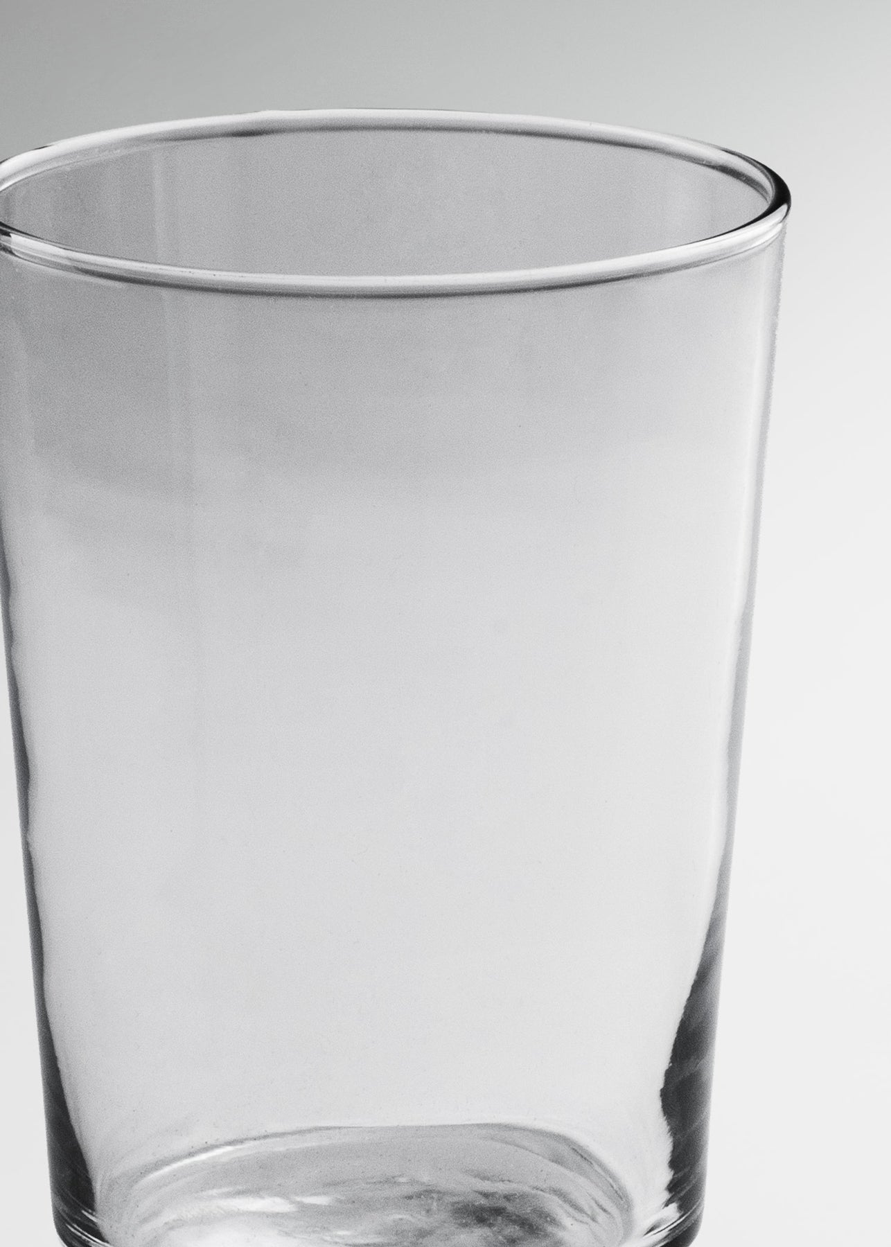 Vista frontal del vaso de vidrio Sidra Beverage 562 ml